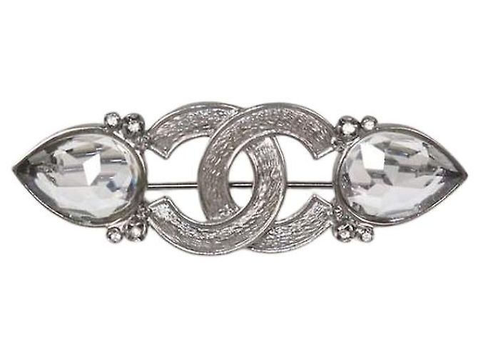 Spilla Chanel logo CC in metallo tono argento e cristalli