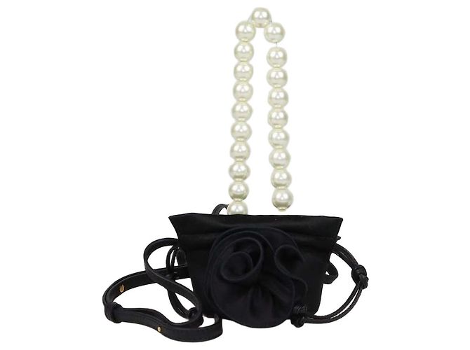Magda Butrym Abendtasche aus schwarzem Satin mit Mikroperlen