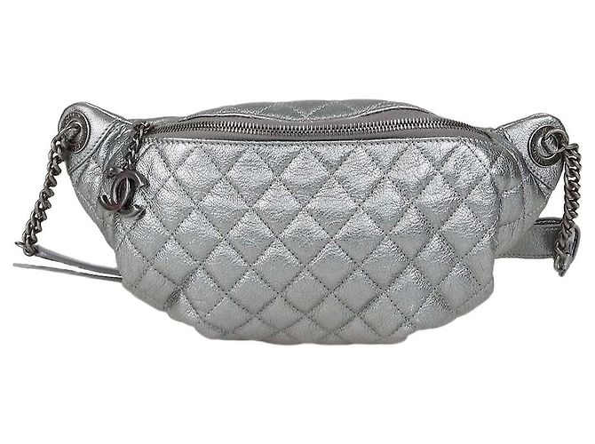 Bolsa de Cintura Chanel em couro acolchoado cinza metálico