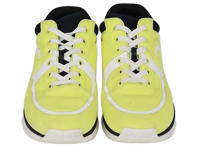 Baskets basses Chanel en nylon jaune/blanc CC