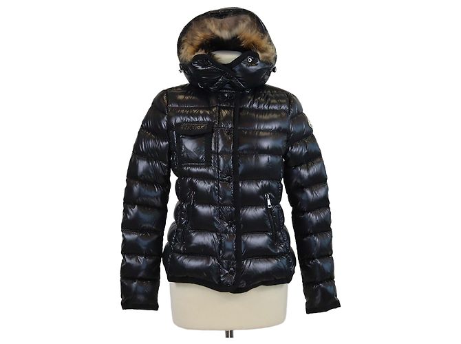 Casaco Moncler de nylon preto acolchoado com capuz com acabamento em pele