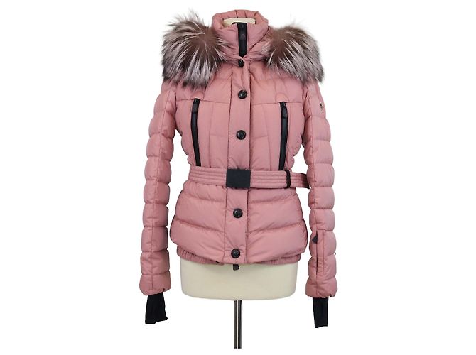 Casaco Moncler de nylon rosa acolchoado com capuz, cinto e acabamento em pele