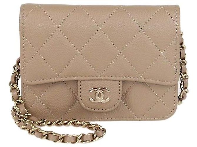 Tarjetero con cadena Chanel de piel caviar acolchada beige