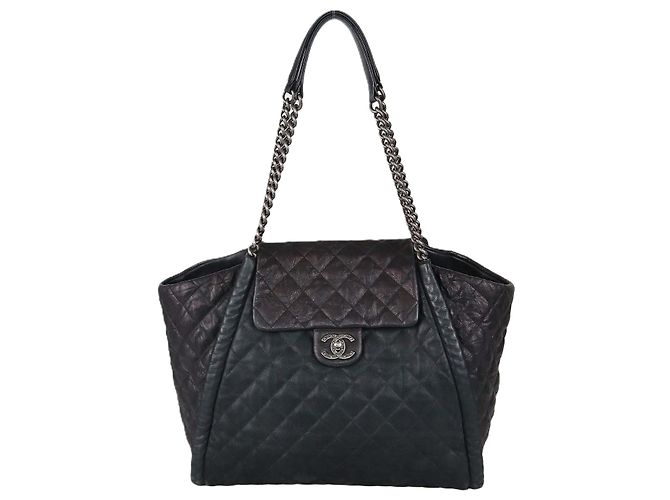 Borsa a tracolla Chanel in pelle matelassé nera con patta CC e borchie Nero