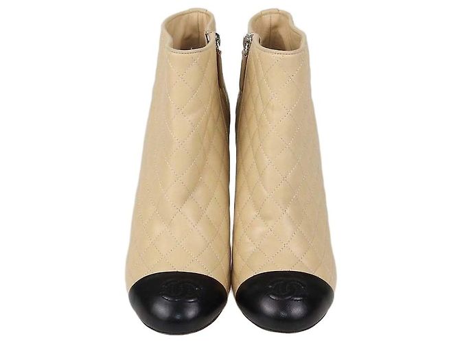 Botas de cano curto Chanel em couro acolchoado Beige/Black com bico CC Cap Toe Preto Bege