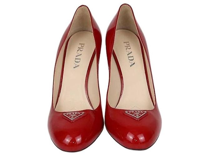 Décolleté rotonde in pelle verniciata rossa con placca Prada Rosso