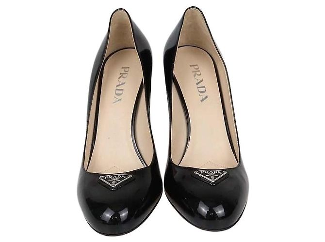 Prada Pumps mit runder Kappe aus schwarzem Lackleder mit Plakette