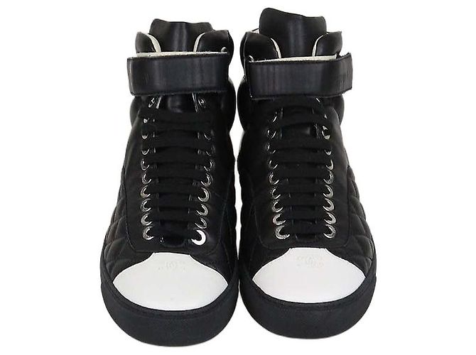 Sapatilhas High Top Chanel em pele acolchoada CC Preto/Branco