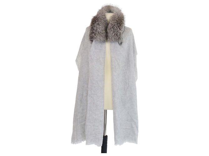 Cachecol de ombro Brunello Cucinelli em cashmere cinza e pele de raposa
