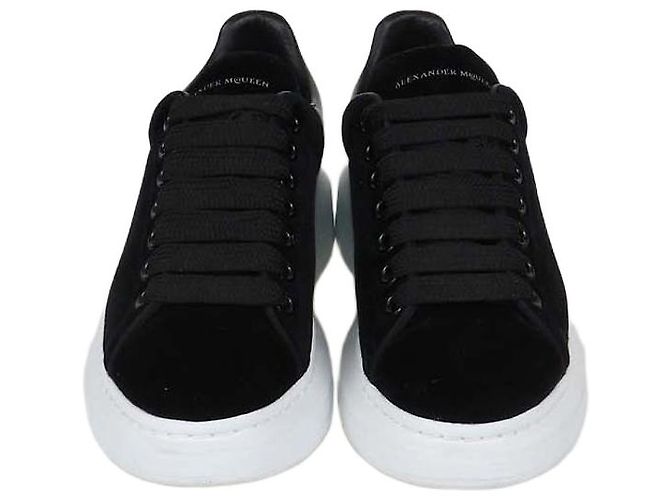 Alexander McQueen Oversized Low Top Sneaker aus schwarzem Samt