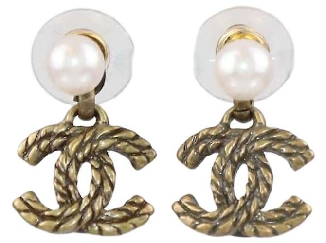Orecchini Chanel CC placcati oro con perle sintetiche e cordoncino D'oro