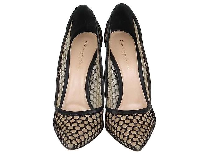 Décolleté Gianvito Rossi in pelle e mesh nera con ritagli e punta a stiletto Nero