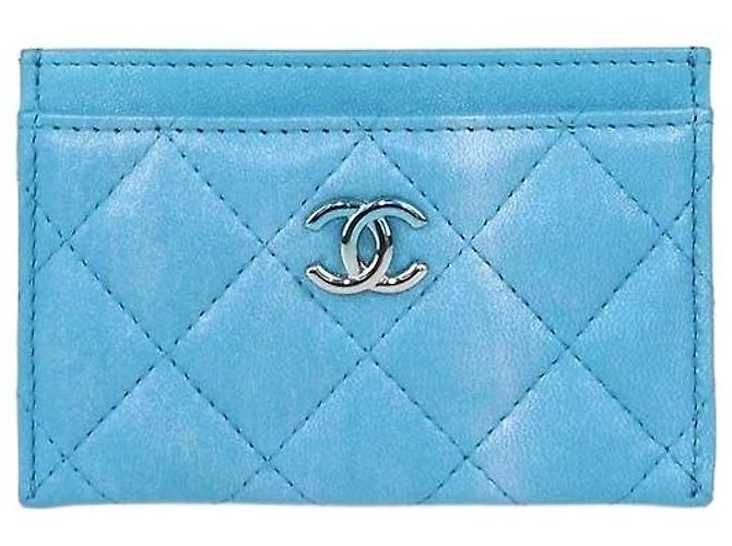 Tarjetero Chanel de piel acolchada azul iridiscente CC