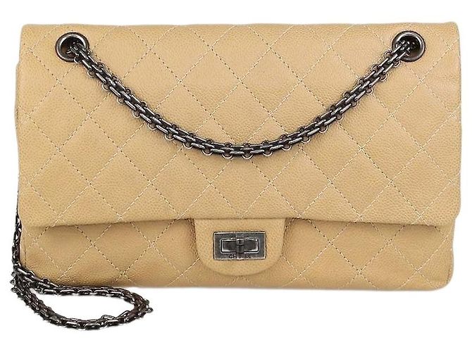 Bolsa de aba Chanel 226 Reissue 2.55 em couro caviar matelassê bege