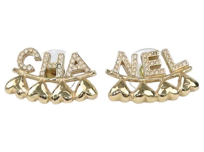 Orecchini Chanel in metallo dorato con logo a cuore e strass D'oro