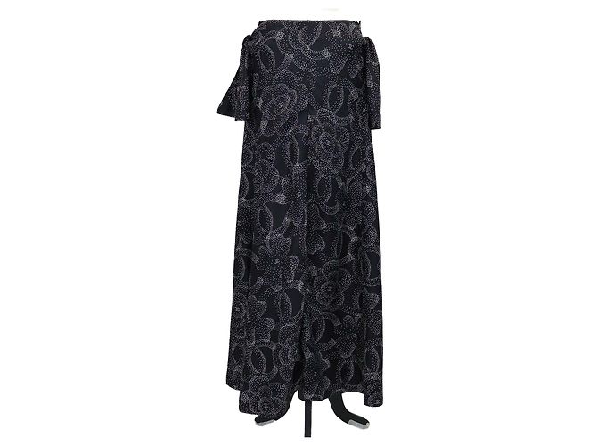 Vestido maxi com fenda Chanel em seda com bolinhas preto/branco e camélia