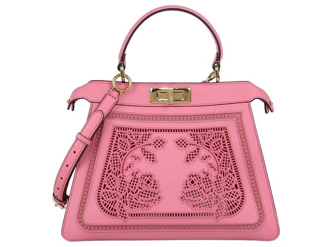 Bolsa Medium Peekaboo IseeU Fendi em couro rosa com corte a laser e bordados de renda