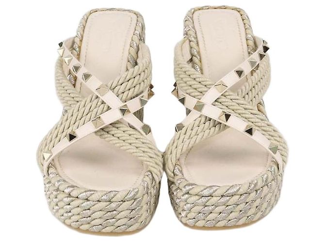 Sandali con zeppa Valentino Rockstud Torchon in rafia e pelle ivory Crudo