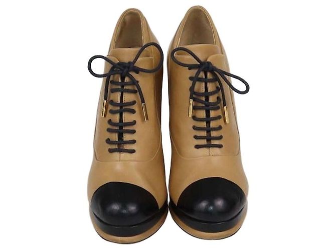 Botas de cano curto com plataforma e biqueira Chanel em couro Beige/Black Preto Bege
