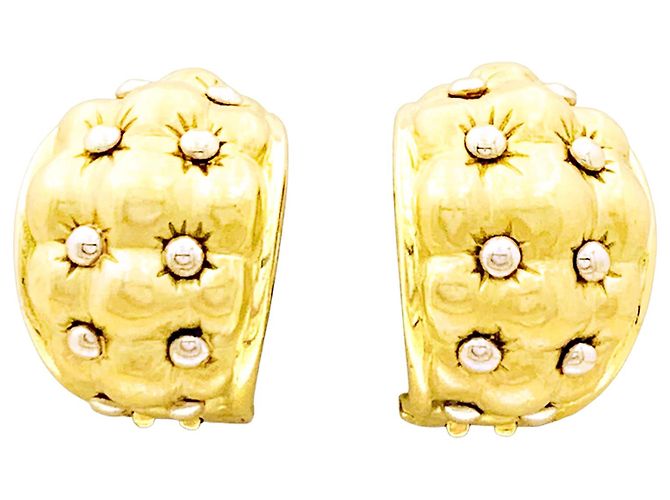 Autre Marque Ohrringe mit Steppmuster aus Gelbgold.