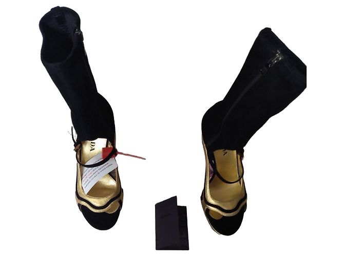 Sandali stivali Prada in camoscio nero e oro D'oro