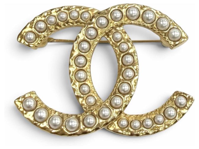 Chanel A24S ABD375 Coco Mark Brosche mit Kunstperlen Weiß Golden