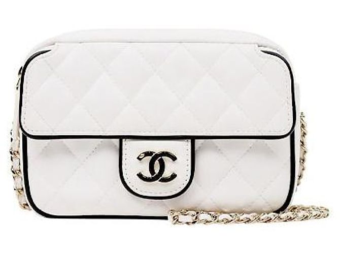 Chanel Bolsa de Ombro Branca Matelassê com Aba e Corrente Branco