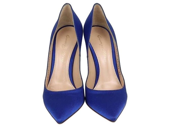 Décolleté a punta in raso blu Gianvito Rossi