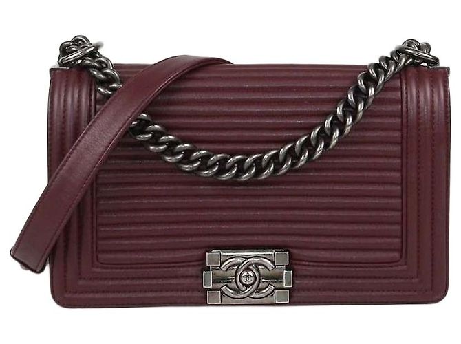 Bolso Chanel Medium Boy Flap de piel acolchada horizontal borgoña Burdeos