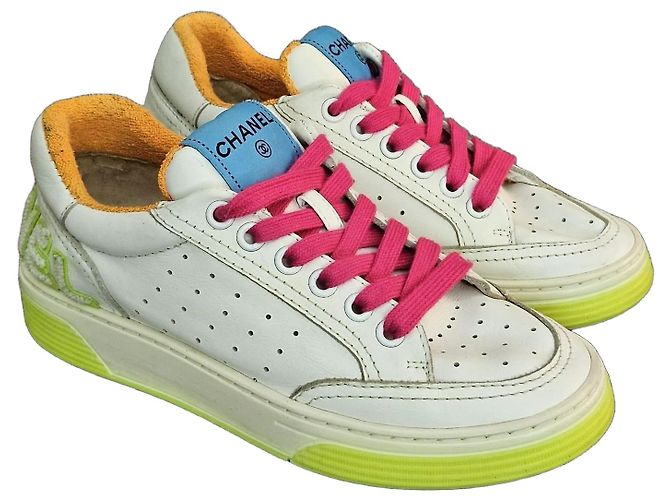 Baskets Chanel en cuir blanc et semelles jaune néon Rose