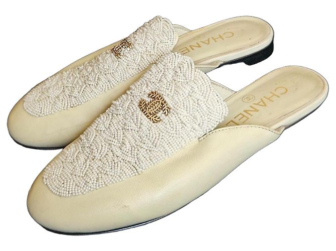 Chanel Mules in pelle beige con perle CC