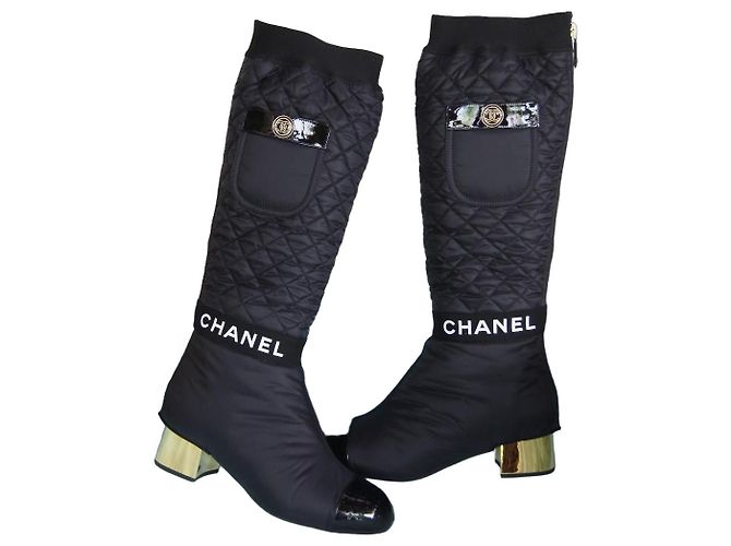 Botas 2-em-1 Chanel em nylon acolchoado e couro preto