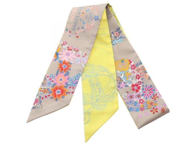 Hermès Pañuelo de seda Hermes Twilly Brides de Gala en Fleurs Castaño Multicolor Amarillo