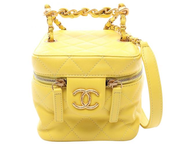 Bolso Chanel Matelassé de piel de cordero amarillo