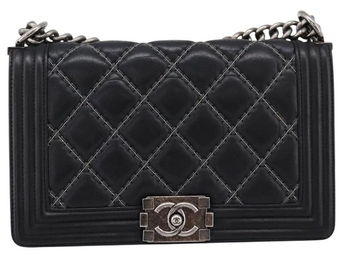 Le Boy Chanel Boy Flap em couro de bezerro matelassê com detalhe de micro corrente Old Medium Preto