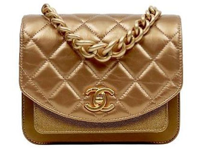 Chanel Bolsa de Ombro com Aba Matelassê e Corrente Dourado Metálico