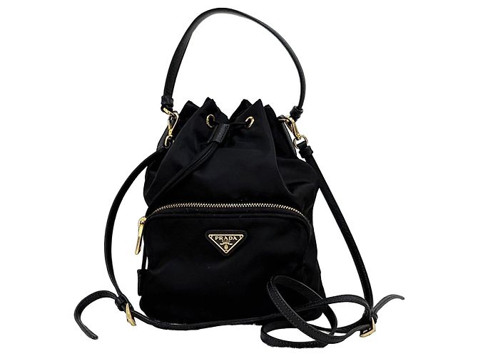 Prada Bolso bucket crossbody de nailon con logo triangular Negro