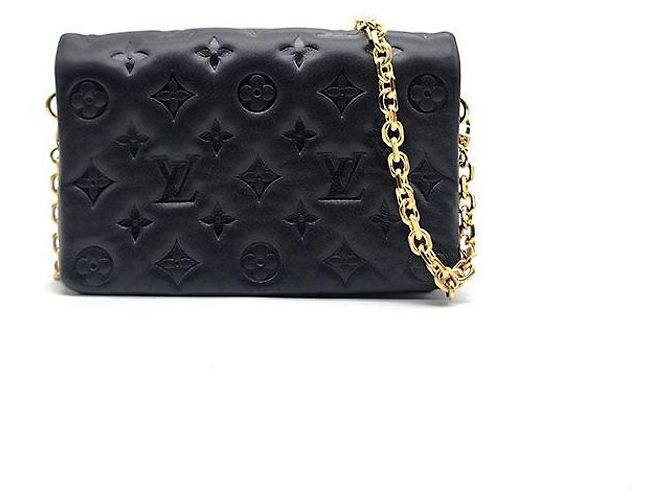 Louis Vuitton Pochette Coussin em couro preto