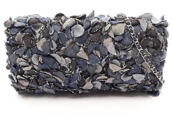 Borsa a tracolla Chanel Camellia in denim Nero Blu navy