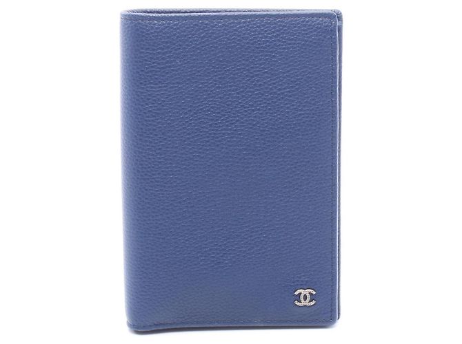 Porta Passaporte em Couro Azul Marinho Chanel Coco Mark