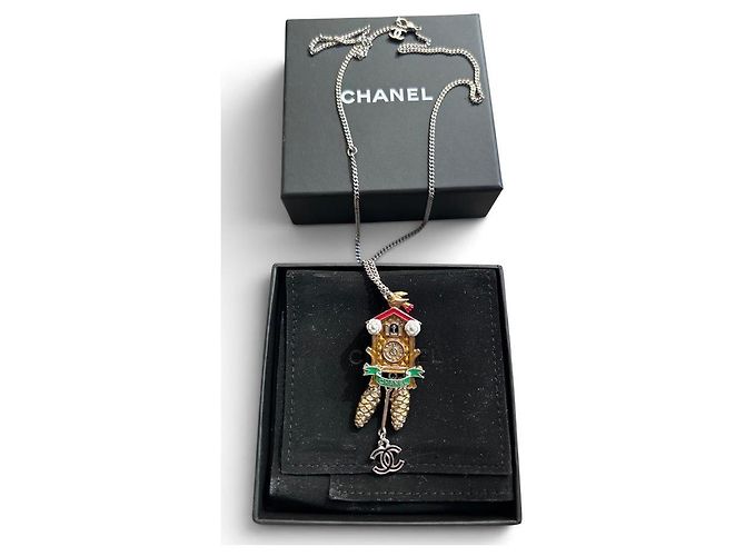 Colar com pingente Chanel Cuckoo Clock Branco Vermelho Dourado Verde Gold hardware