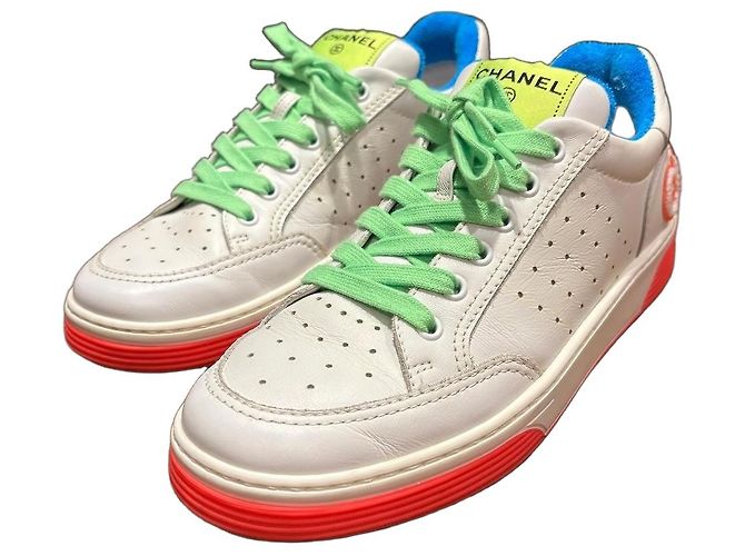 Baskets Chanel en cuir blanc avec accents néon Bleu Vert Orange
