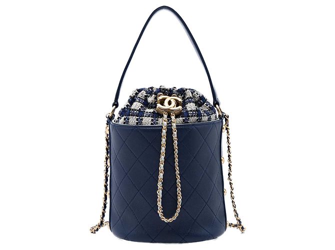 Borsa a secchiello Chanel Medium CC in vitello e tweed blu con coulisse