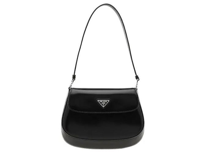 Prada Um item clássico que combina curvas graciosas com uma silhueta moderna. Feito de couro de bezerro escovado com um brilho subtil, é resistente a riscos e possui uma retenção de forma robusta. Com um Preto