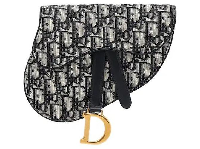 Christian Dior Uma mala de cintura que apresenta o icónico padrão jacquard Oblique da Dior e o design de aba distintivamente icónico da linha Saddle. Fabricada num material de lona leve e resistente, é resistente a manchas quotidianas e