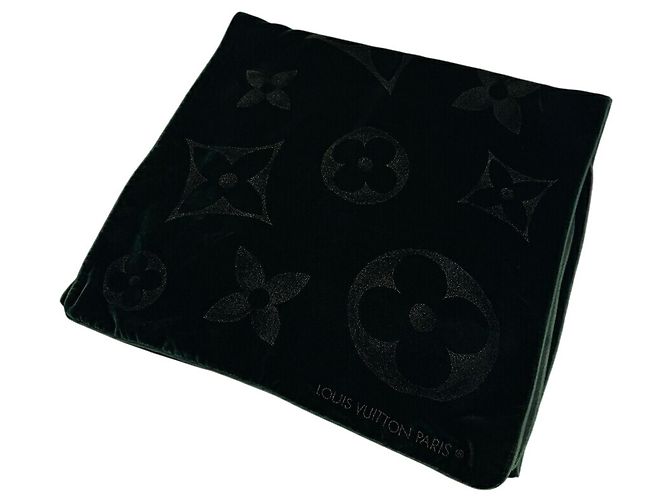 Louis Vuitton Monogram Samtschal Grün
