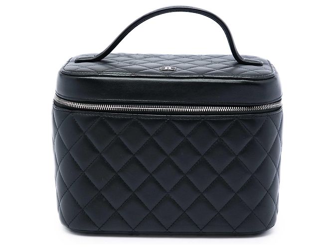 Bolsa Vanity Chanel em pele de cordeiro acolchoada preta com logo CC Preto