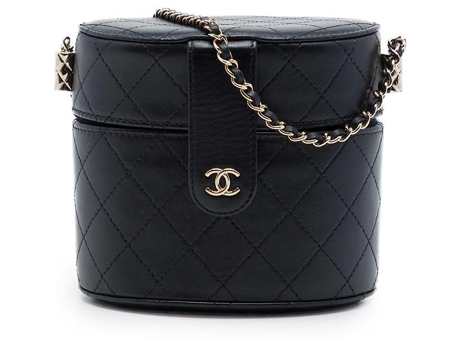 Clutch Vanity redonda Chanel em pele de cordeiro acolchoada preta com corrente CC Preto