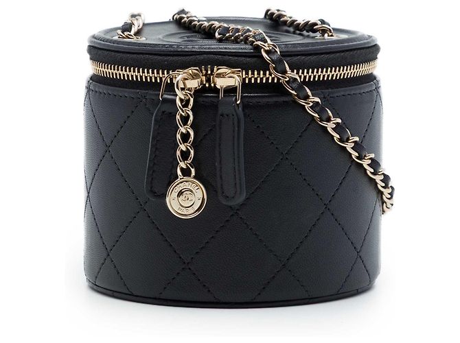 Chanel Vanity Case aus schwarzem gestepptem Lammleder mit Kette und Anhänger