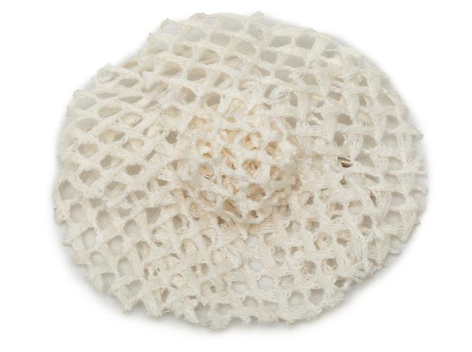 Broche pin's Camélia en maille blanche Chanel Écru